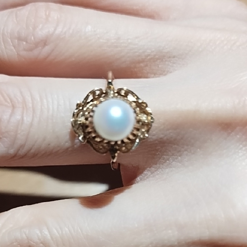 Elegant 14kt Gold and akoya Pearl Ring